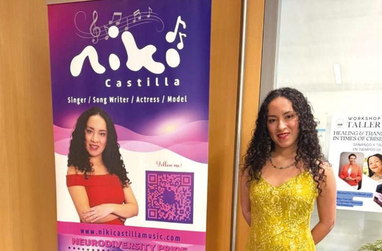 La actriz y cantante, Niki Castilla, con su afiche promocional.