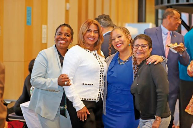 Delia Dur&aacute;n Moderadora, junto a integrantes del equipo organizador.