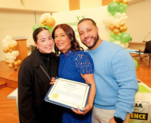 Rita Beato junto a sus hijos.