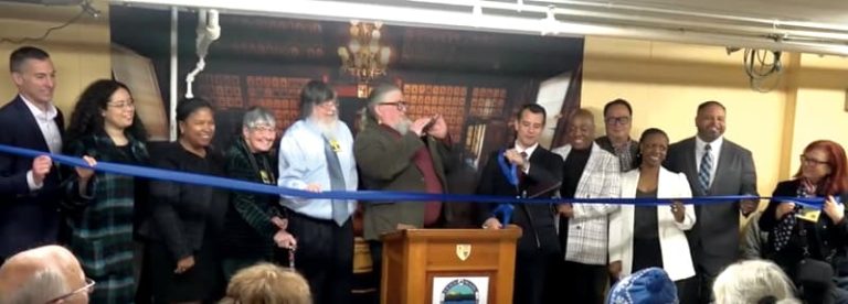 El alcalde de Lynn, Jared Nicholson, en pleno corte de cinta en la inauguración del Museo del Gran Ejército de la República.