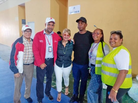 Patria S&aacute;nchez, presidenta de la fundaci&oacute;n, al centro con voluntarios.