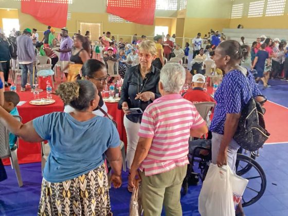 Patria S&aacute;nchez conversando con las familias.