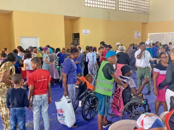 Cientos de personas recibieron las donaciones de alimentos.