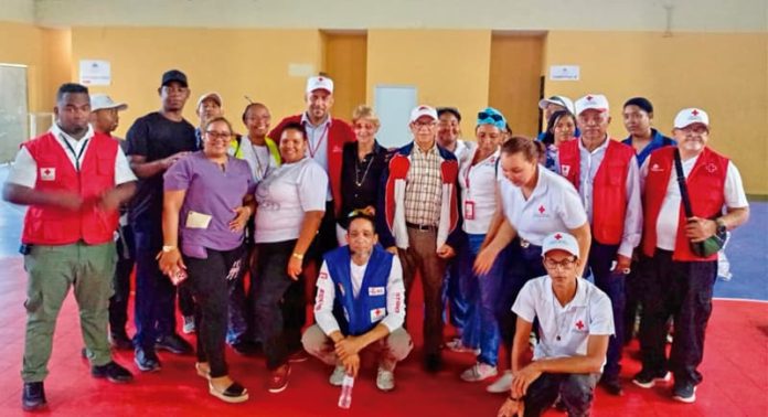 Misión cumplida: Las presidentas de la fundación en Estados Unidos, Patria Sánchez, y en República Dominicana, Laura Sánchez, con autoridades y colaboradores de la campaña de donación de alimentos y otros productos.