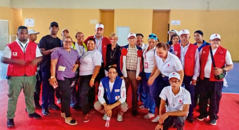 Misión cumplida: Las presidentas de la fundación en Estados Unidos, Patria Sánchez, y en República Dominicana, Laura Sánchez, con autoridades y colaboradores de la campaña de donación de alimentos y otros productos.