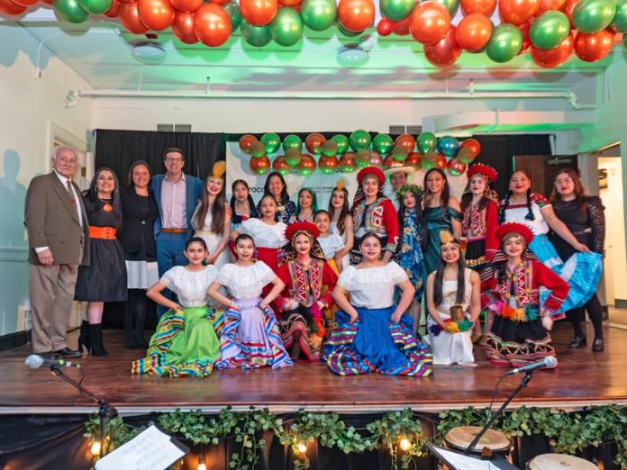 Con la participación del Representante estatal, Adrián Madaro, de la alcaldesa Michelle Wu y de otras autoridades locales, Verónica Robles celebra en grande su aniversario.