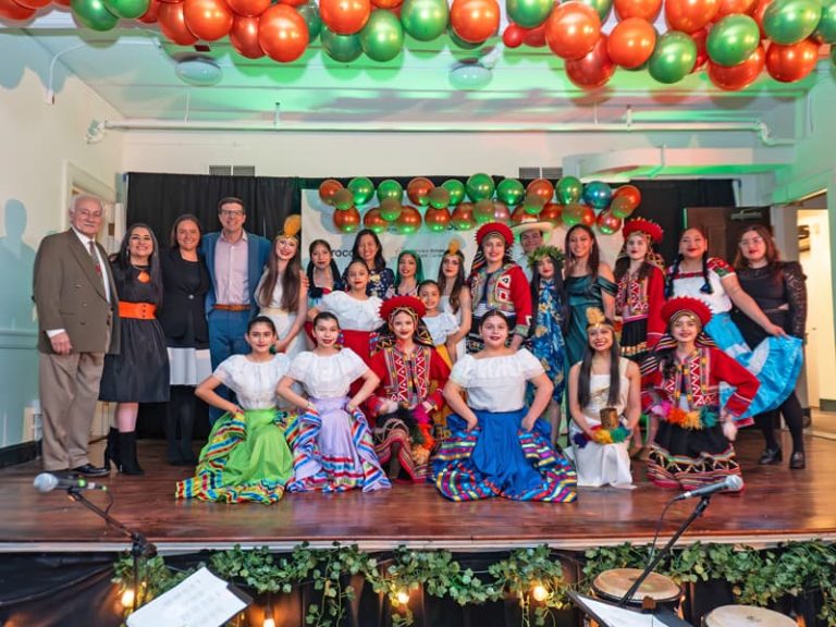 Con la participación del Representante estatal, Adrián Madaro, de la alcaldesa Michelle Wu y de otras autoridades locales, Verónica Robles celebra en grande su aniversario.