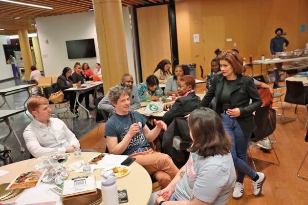 La juventud estuvo presente en la asamblea.