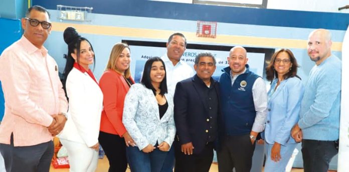 Alcalde Brian DePeña junto al empresario Rafael Guzmán, funcionarios de Banreservas y el cónsul dominicano en Boston.