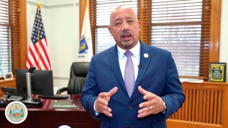 Alcalde de Lawrence, Brian DePeña.