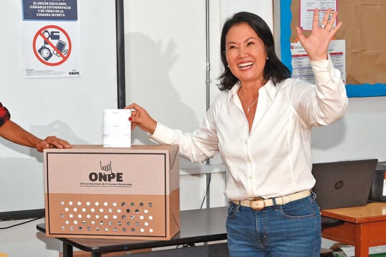 Keiko Fujimori lidera elecciones en Perú