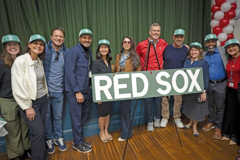 Entregan más de 40,000 gorras de béisbol a estudiantes de Boston