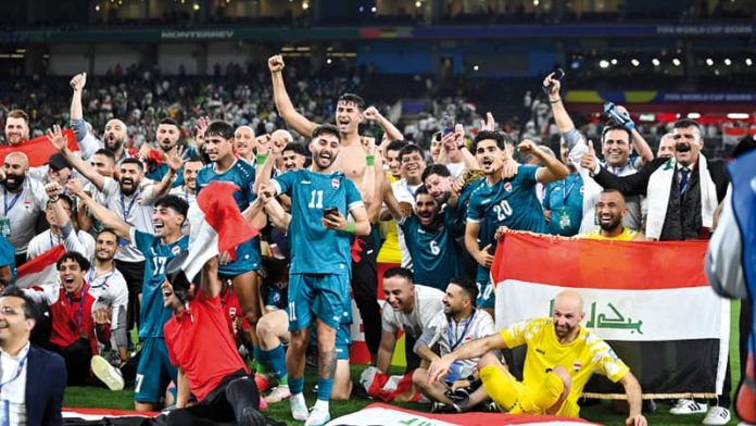 Jugadores de Iraq celebrando que van al mundial