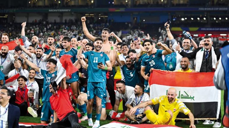 Jugadores de Iraq celebrando que van al mundial