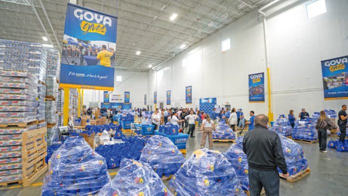 Gran operativo para distribuir alimentos de Goya a personas y familias.