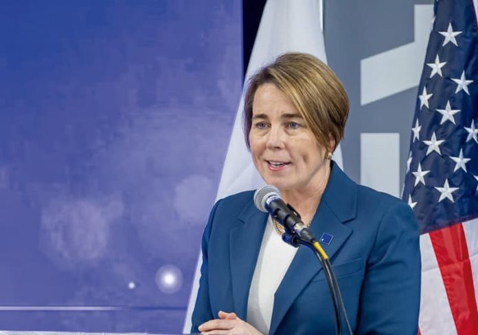 Gobernadora Maura Healey da un paso histórico