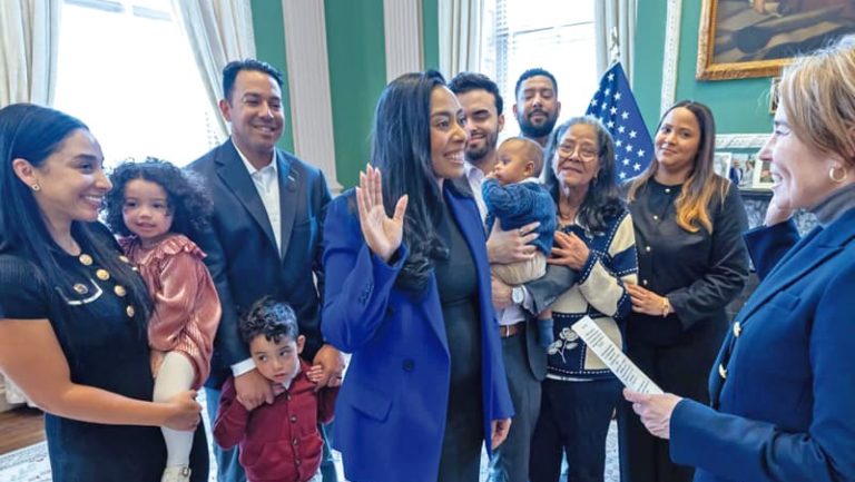 En medio de gran expectativa, Juana Matías juramenta como la primera latina secretaria de Vivienda ante la gobernadora Maura Healey.