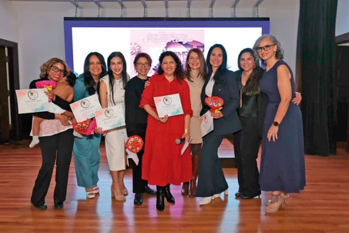 Kenny Guzman, Raquel Jiménez, Pamela Bove, Gladys Pachas, Maribel Carvajal, Linda Herrera, Sandra Rojas, Bertha Argueta, Elena Franco.