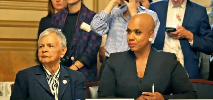 Congresista Ayanna Pressley presenta proyecto de ley