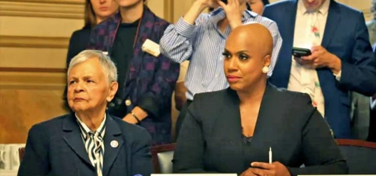 Congresista Ayanna Pressley presenta proyecto de ley