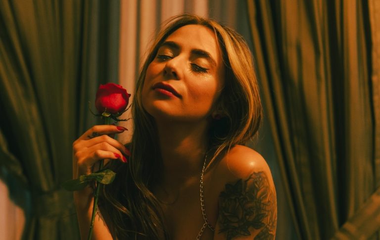 DANIELLA DE LUCA LA VOZ COLOMBIANA DETRÁS DE UNA DE LAS SERIES MÁS VISTAS DE MTV
