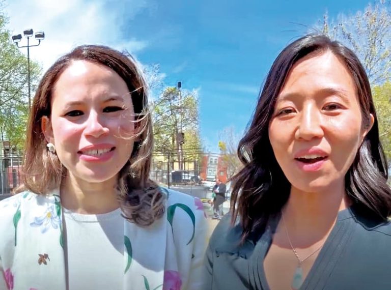 Diana Fernández, dominicana, y la alcaldesa Michelle Wu.