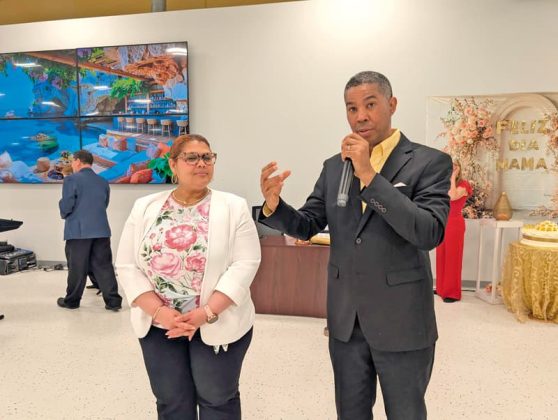 Caroll Mart&iacute;nez, directora entrante de "Nuevo D&iacute;a" Nro. 1. junto a Alex Garc&iacute;a, fundador e ide&oacute;logo del centro para personas mayores.