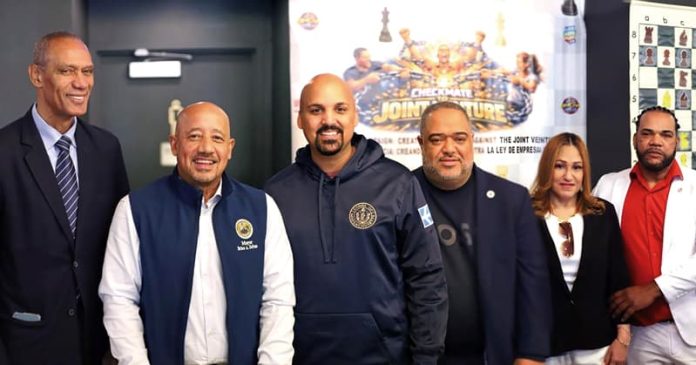 El alcalde Brian DePeña, el senador Pavel Payano y el Representante estatal, Francisco Paulino, entre los asistentes.