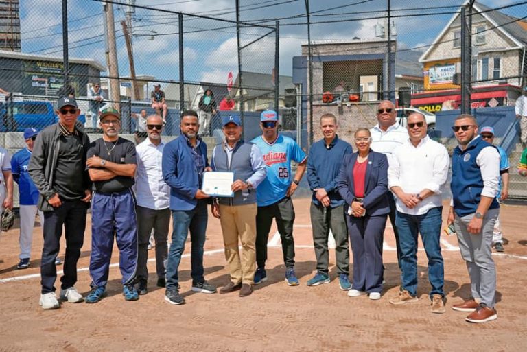 El alcalde Brian DePeña tuvo destacada participación en el inicio de la Liga Latinos Unidos de Lawrence.