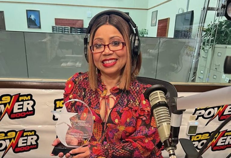 Altagracia Mayi, feliz por recibir el premio como Periodista del Año en "Orgullo de Lawrence".