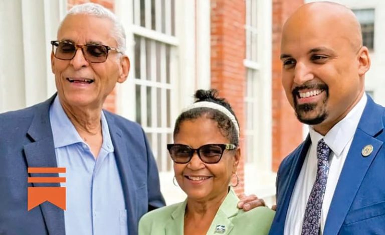 Senador Pavel Payano con sus padres Pedro y María Payano, maestros y líderes cívicos.