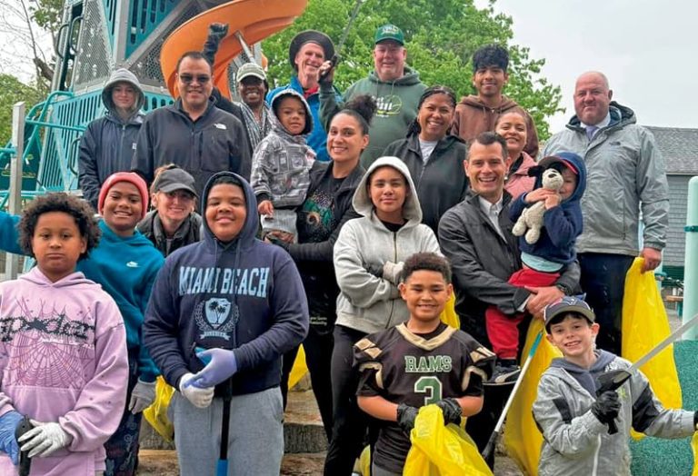 Con vecinos y voluntarios en la operación limpieza con el alcalde Nicholson y el concejal guatemalteco, Obed Matul.