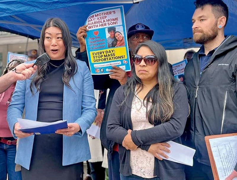 Contra la deportación en Lynn de madre guatemalteca 1 Jessica Tang, presidenta de la Federación Estadounidense de Maestros, se pronuncia contra la deportación de guatemalteca Marisol Pérez que trabaja como asistente escolar.