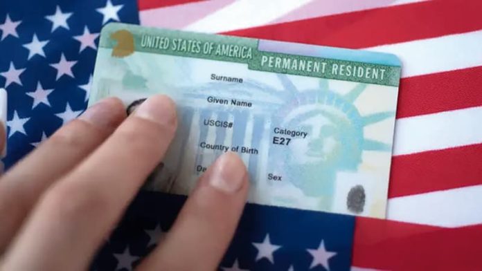 6-Nueva politica para hacerse redisentes_2 La nueva política de la administración Trump que ha generado indignación a los defensores de los inmigrantes en Massachusetts Frank Ramírez, director ejecutivo de East Boston Ecumenical Center, dijo que “esta medida absurda se suma a la política de deportaciones masivas de esta administración”.