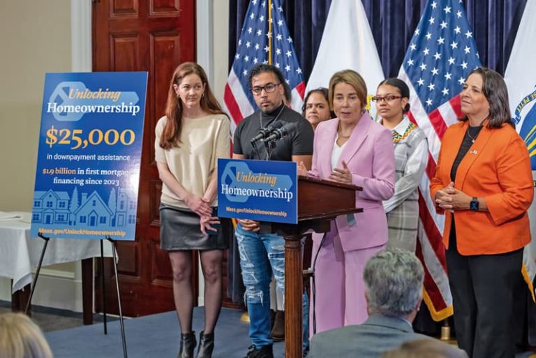 La gobernadora Maura Healey y la vicegobernadora Kim Driscoll, en plena conferencia de prensa.
