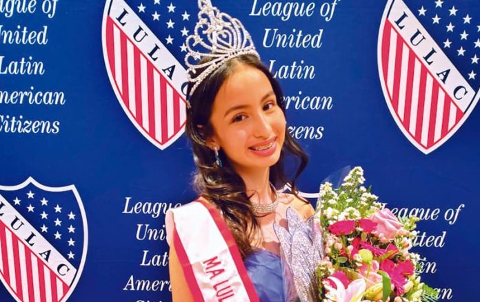 Con flores en mano, Danaly Borrayo feliz por su elección.