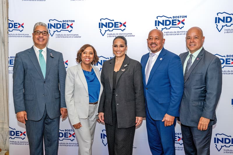 Mujeres Dominicanas pioneras reconocidas por INDEX 2 Alcalde de Lawrence, Brian DePeña entre los asistentes a la ceremonia de reconocimientos.
