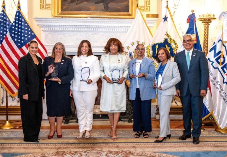 La viceministra de Relaciones Exteriores de República Dominicana, Celinés Toribio y el director de INDEX-Boston, Oscar Guerrero, con las pioneras distinguidas.