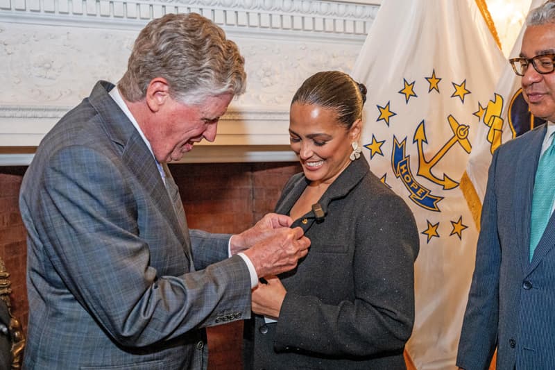 Mujeres Dominicanas pioneras reconocidas por INDEX 1 Gobernador de Rhode Island impone la distinción a una de las pioneras Dominicanas.