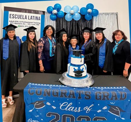 Las reci&eacute;n graduadas reciben la felicitaci&oacute;n de Magalie Torres-Rowe.