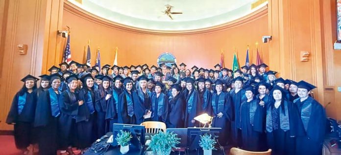Felices por su graduación de la escuela latina de Lynn.