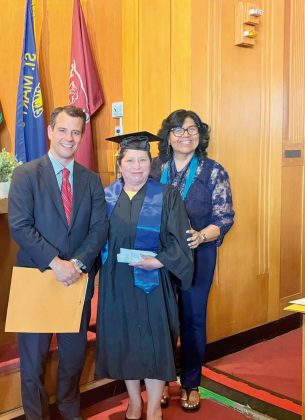 Alcalde Jared Nicholson y la profesora Magalie Torres-Rowe con una de las graduadas.