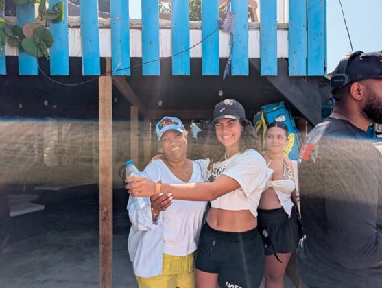 Esposa de Rafael "Danilito" Guzman en toda la organizaci&oacute;n, acompa&ntilde;ada de Victoria, jugadora de voleibol.