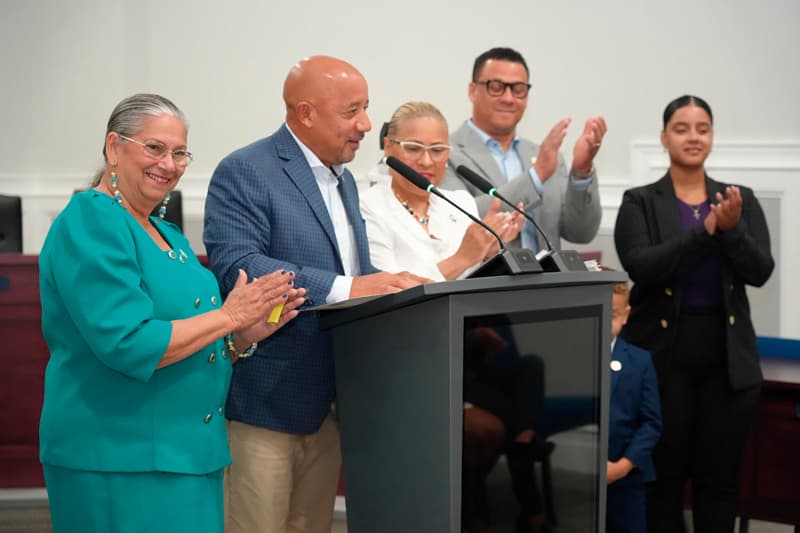 Alcalde de Lawrence logra preservar transporte escolar