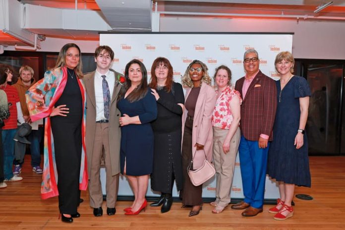 De izquierda a derecha: Melina Cortes-Nmili, Designer & Creative Director, lalla bee by Melina Cortes . Estudiantes de SFD: Dylan Braun (2026 grad), Debora Garcia, Susan Towlson, Delphine Ravix, Leah DePippo, Oscar Guerrero, Director INDEX - Boston, Jennifer Leclerc, SFD Directora Ejecutiva