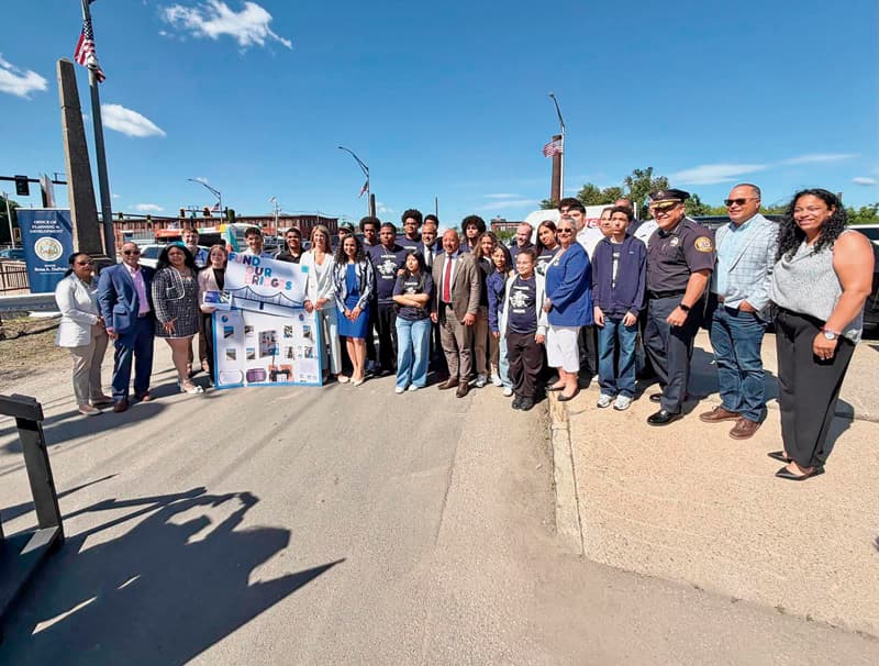Alcalde Brian DePeña y congresista Lori Grahan junto a autoridades locales y estatales y estudiantes celebran el avance de Lawrence.