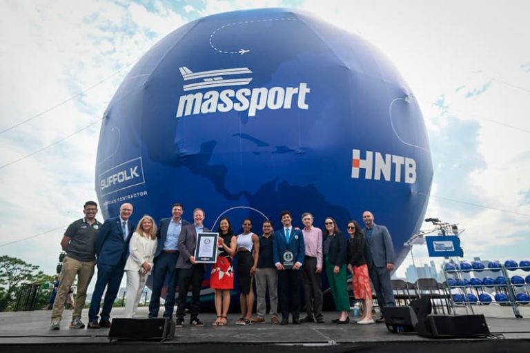 Rodeada de funcionarios de Massport y de otras entidades, Alcaldesa Michelle Wu muestra el título de Guinness como el balón de fútbol más grande del mundo.