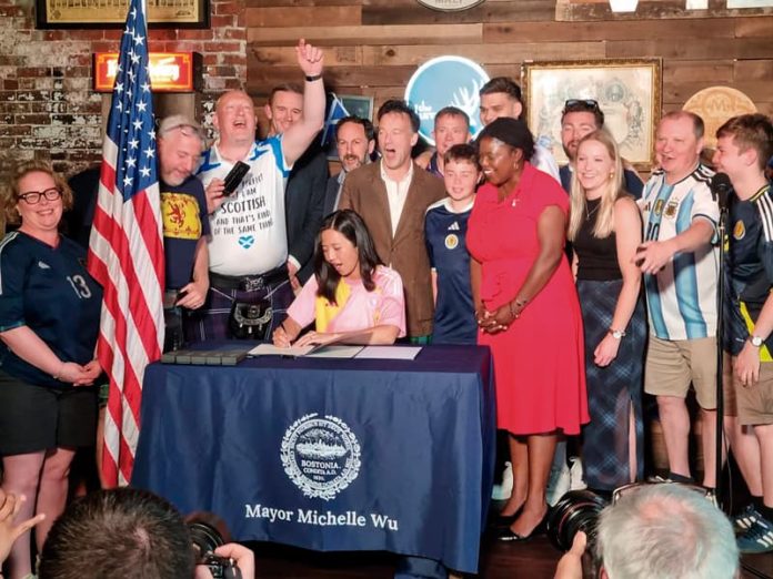 Rodeada de escoceses eufóricos, la alcaldesa Michelle Wu firma carta de intenciones para hermanar a las dos ciudades.