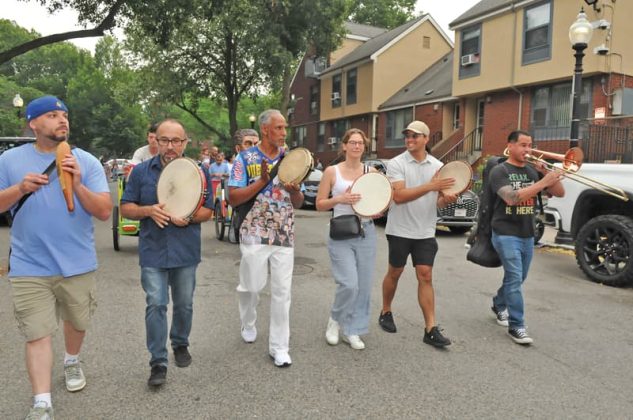 La m&uacute;sica retumb&oacute; en la plaza Betances