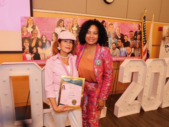 La concejal At-Large, Julia Mejia, recibe reconocimiento por su liderazgo y contribucion a la Comunidad.